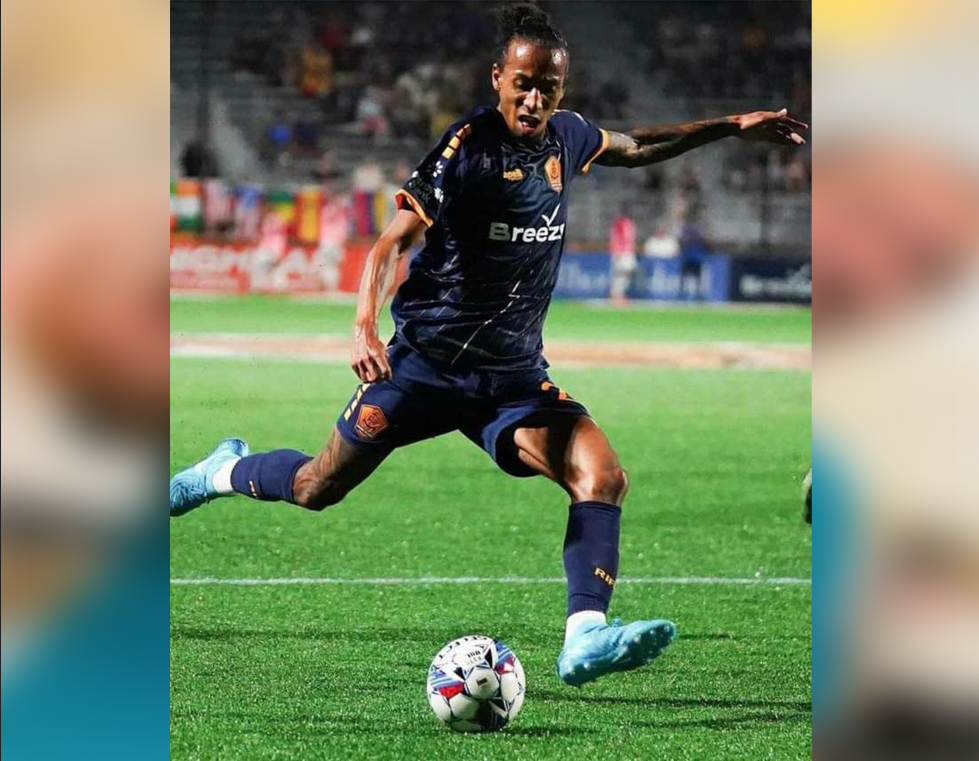Zachary Hérivaux montre à ses coéquipiers du Rhode Island FC le chemin du succès !